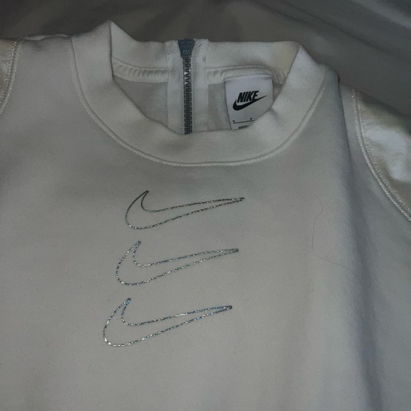Woman’s Nike Swearshirt - Picture 2 of 6